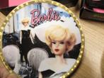 BARBIE 1993 ENESCO 1962 AFTER FIVE PORSELEIN BORDJE NIEUW, Verzamelen, Poppen, Verzenden, Nieuw, Overige typen