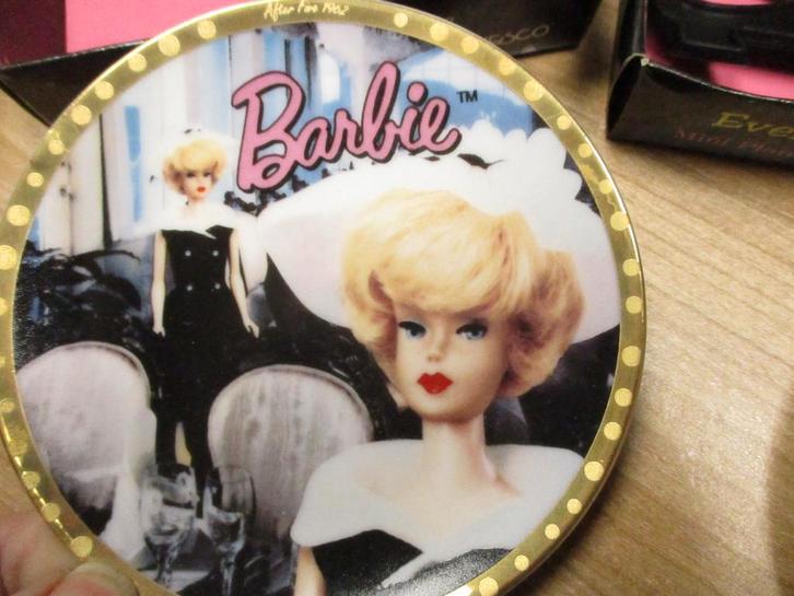 BARBIE 1993 ENESCO 1962 AFTER FIVE PORSELEIN BORDJE NIEUW, Verzamelen, Poppen, Nieuw, Overige typen, Verzenden