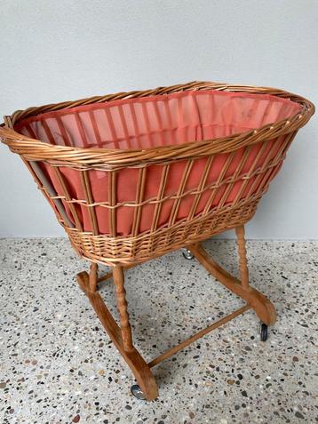 Wiegje voor pop rotan met wieltjes retro 1e eigenaar hout  beschikbaar voor biedingen