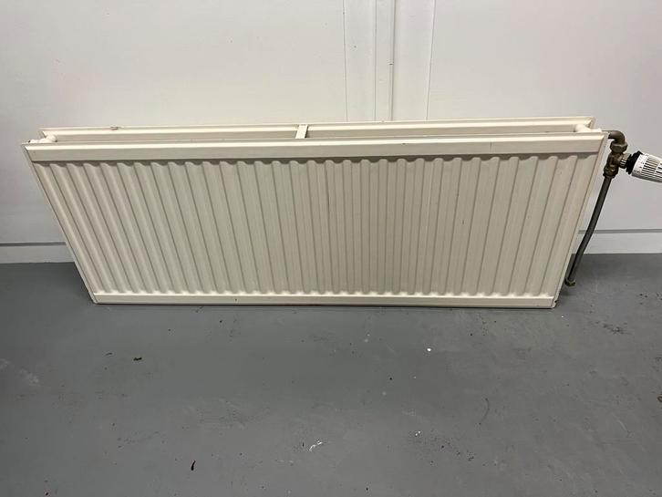 Dubbele plaat radiator / nette staat / incl ophangbeugels, Doe-het-zelf en Verbouw, Verwarming en Radiatoren, Zo goed als nieuw