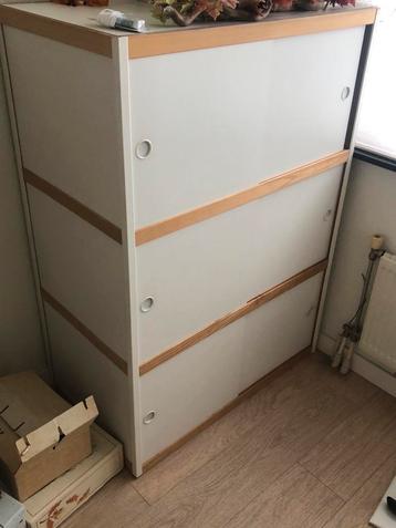 Kewlox kast met 3 planken beschikbaar voor biedingen