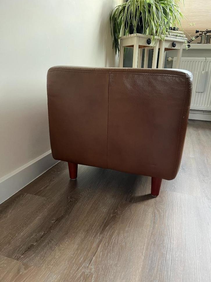 Mooie bruine leren poef houten pootjes vierkant, Huis en Inrichting, Banken | Voetenbanken en Poefen, Zo goed als nieuw, 50 tot 75 cm