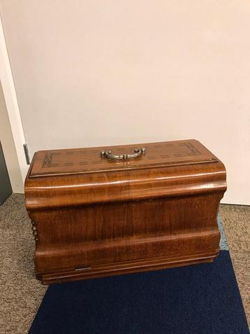 Naaimachine met houten kast en verdere toebehoren beschikbaar voor biedingen