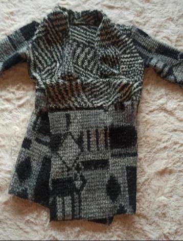 Mooi 100% Wollen vest met riempje. beschikbaar voor biedingen