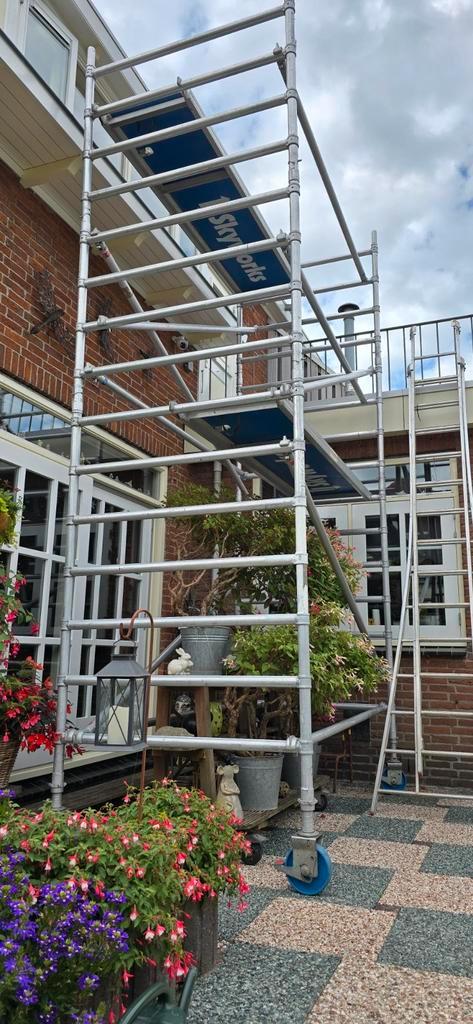 Keurig nette skyworks aluminium steiger, Doe-het-zelf en Verbouw, Steigers, Zo goed als nieuw, Rolsteiger of Kamersteiger, 5 meter of hoger