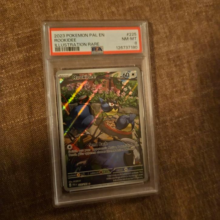 Rookidee Illustration Rare PSA 8 - Pokémon Paldea Evolved, Hobby en Vrije tijd, Verzamelkaartspellen | Pokémon, Zo goed als nieuw