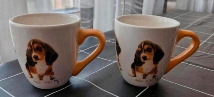 Twee Bekers Francien met Basset Hond opdrukken, Huis en Inrichting, Keuken | Servies, Zo goed als nieuw, Kop(pen) en/of Schotel(s)