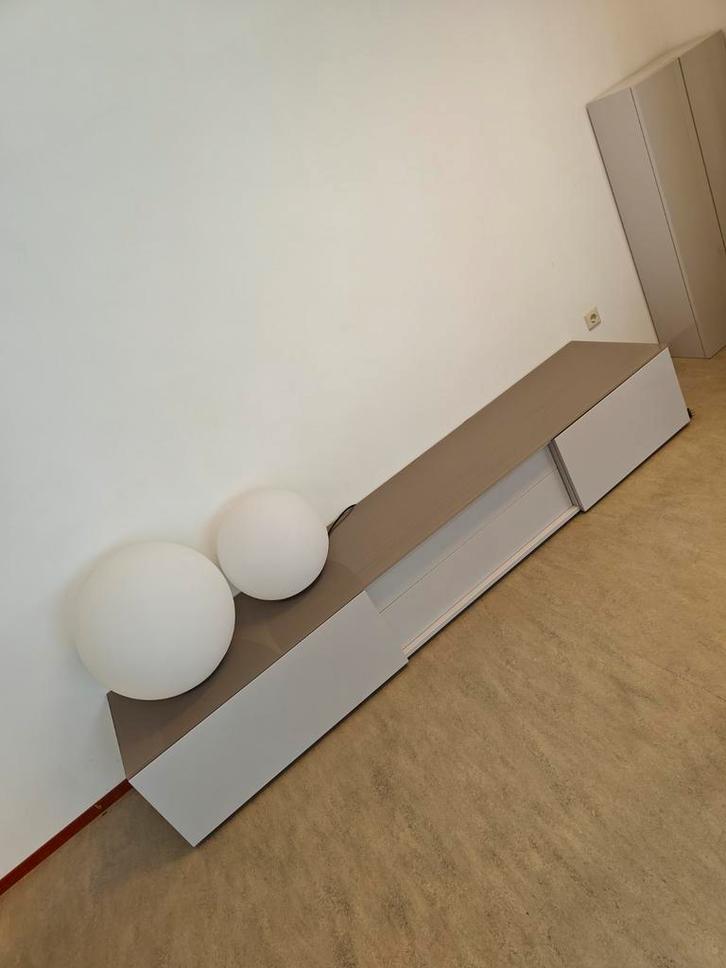 Prachtig lichtgrijs TV meubel - 240x51x36 cm, Huis en Inrichting, Kasten | Televisiemeubels, Gebruikt, Minder dan 100 cm, 200 cm of meer