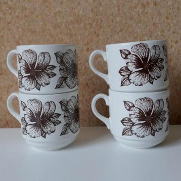 Jaren 70 mokken met bloemen beschikbaar voor biedingen