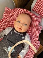Levensechte Selin Toys Pop 52cm + Draagmand, Kinderen en Baby's, Speelgoed | Poppen, Ophalen of Verzenden, Zo goed als nieuw, Babypop