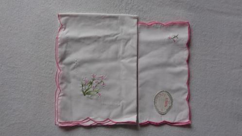Geborduurde tafelkleed en 4 servetten, Huis en Inrichting, Keuken | Textiel, Nieuw, Tafelkleed of Tafelzeil, Wit, Ophalen