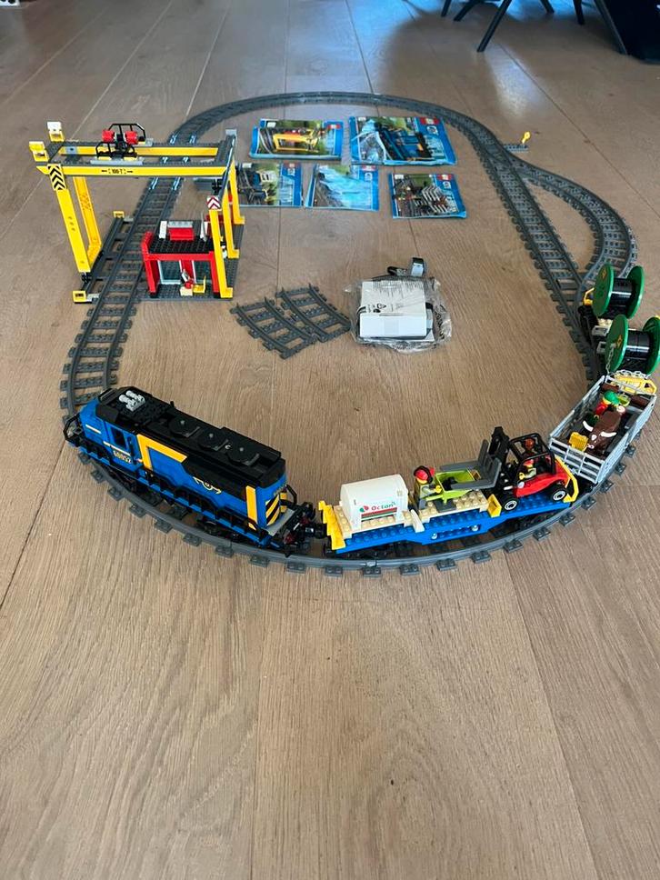 LEGO Cargo Train 60052 met rails & handleidingen, Kinderen en Baby's, Speelgoed | Duplo en Lego, Zo goed als nieuw, Ophalen of Verzenden