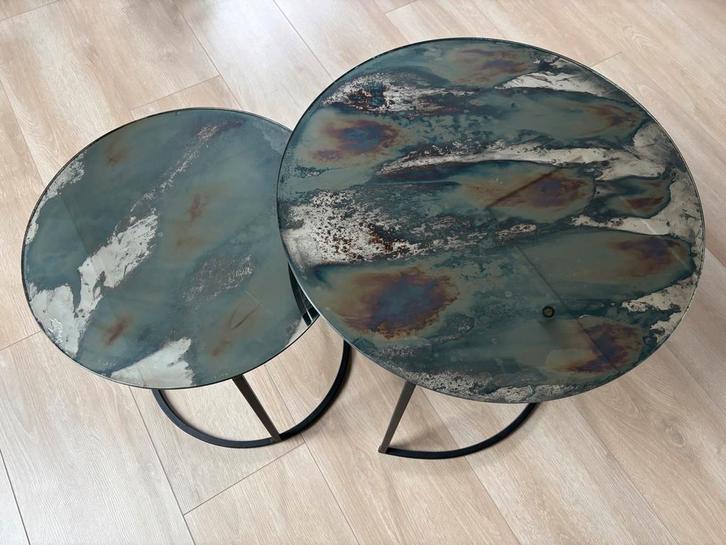 Set van twee salontafeltjes - met motief - glas, Huis en Inrichting, Tafels | Salontafels, Zo goed als nieuw, 50 tot 75 cm, Minder dan 50 cm