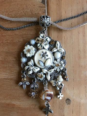 ecru kleurige hals ketting + hanger bruin suede halsketting beschikbaar voor biedingen
