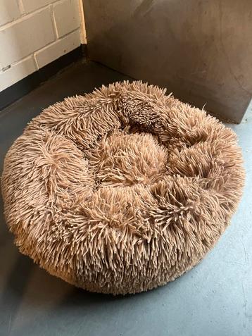Fluffy donut mand beschikbaar voor biedingen