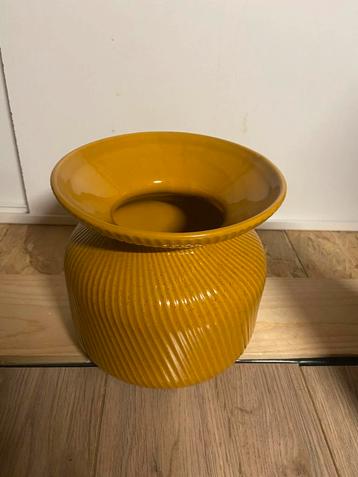 Bloemenvaas okergeel beschikbaar voor biedingen