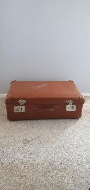Vintage Bruine Koffer met Sloten beschikbaar voor biedingen