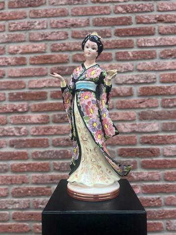  Uniek Japans porseleinen beeld Geisha in kimono 52 cm hoog beschikbaar voor biedingen