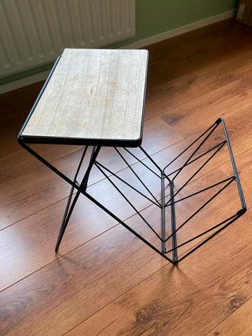 Vintage Bijzettafel met Tijdschriftenrek beschikbaar voor biedingen