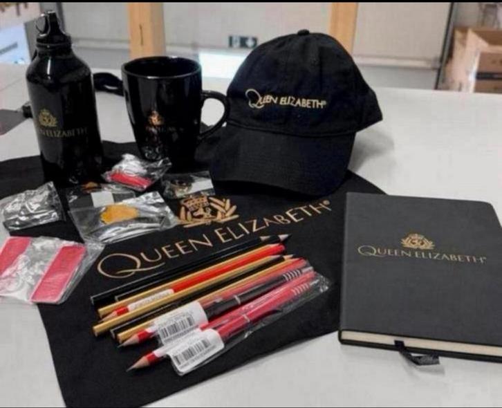 Queen elizabeth II 2 - Pakket, tas pet mok bidon pins boek, Verzamelen, Koninklijk Huis en Royalty, Nieuw, Overige typen, Buitenland