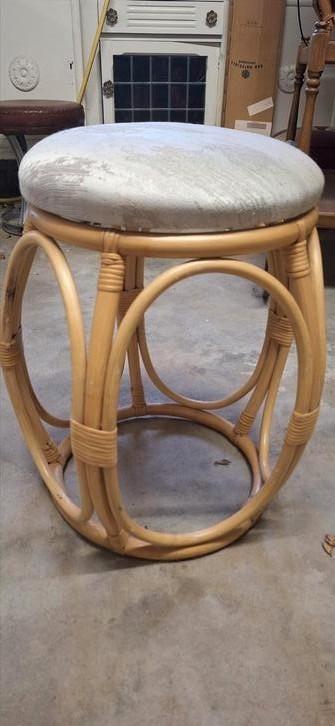 Krukje rotan manou stijl boho in zeer goede staat, Huis en Inrichting, Krukjes, Zo goed als nieuw, Hout, Ophalen of Verzenden
