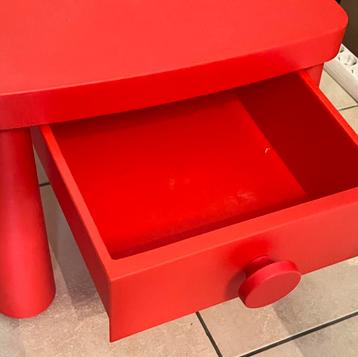 Rood IKEA bijzettafeltje nachtkastje beschikbaar voor biedingen