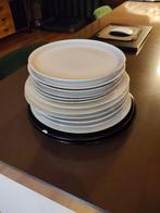 Gratis Borden - Set van Borden, Huis en Inrichting, Keuken | Servies, Ophalen, Gebruikt, Bord(en), Effen