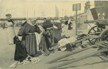 (388-315-007) Scheveningen Badvrouwen beschikbaar voor biedingen