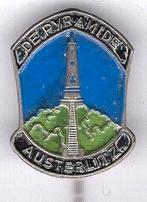 Pyramide Austerlitz zilverkleurig speldje ( U_133 ), Verzamelen, Speldjes, Pins en Buttons, Verzenden, Zo goed als nieuw, Stad of Land