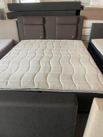 Svane Boxspring 180x210 Showroommodel met Avek topper beschikbaar voor biedingen