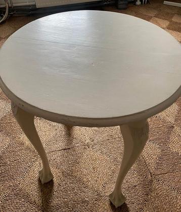 Oud brocante vintage (bijzet) tafeltje met charmante pootjes beschikbaar voor biedingen