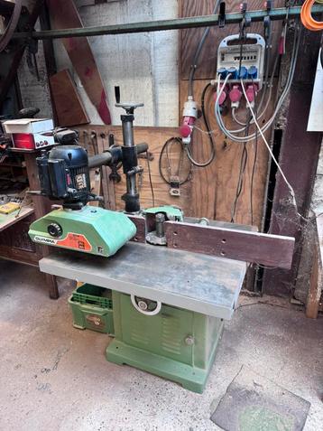 Freesmachine met aanvoer beschikbaar voor biedingen