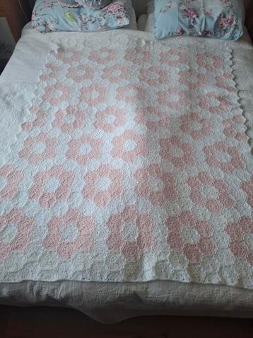 Gehaakte deken met bloemmotief beschikbaar voor biedingen