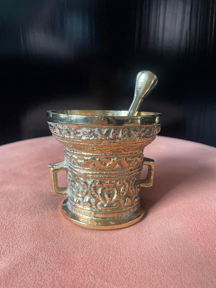 Zware messing vijzel met stamper, Antiek en Kunst, Antiek | Koper en Brons, Koper, Ophalen of Verzenden