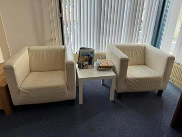 2 wit leren stoelen beschikbaar voor biedingen
