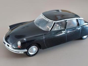 Citroën DS 19  "prestige"  1956  met chauffeur  Heller 1:43  beschikbaar voor biedingen