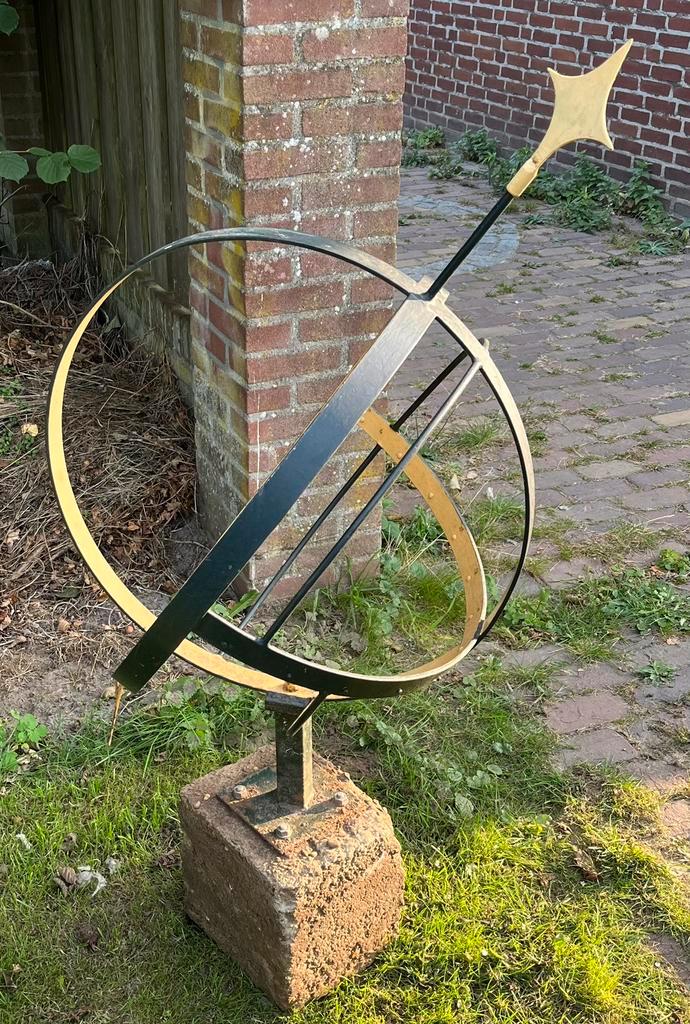 Decoratieve zonnewijzer op voet – tuinornament, Tuin en Terras, Zonnewijzers, Gebruikt, Ophalen