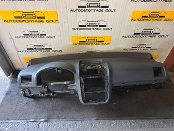 Dashboard van een Volkswagen Golf beschikbaar voor biedingen