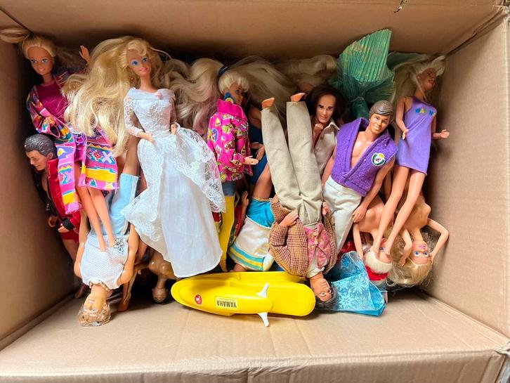 Barbie spullen, doos vol, collectie 80 barbies vintage 70-80, Verzamelen, Poppen, Zo goed als nieuw, Pop, Ophalen of Verzenden