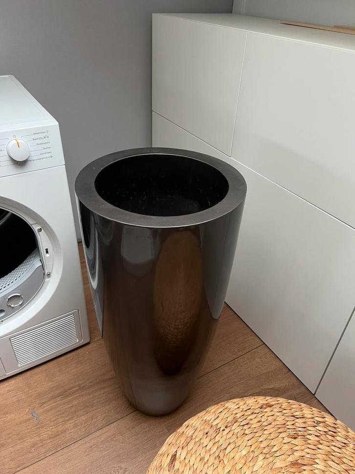 Hoge antraciet/ grijze plantenpot, Tuin en Terras, Bloembakken en Plantenbakken, Zo goed als nieuw, Steen, Rond, Ophalen