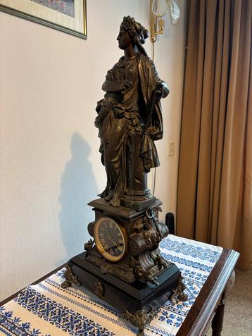 Antieke Franse pendule met bronzen beeld beschikbaar voor biedingen