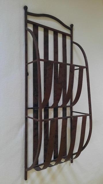 Metalen tijdschriftenrek met 2 vakken om op te hangen beschikbaar voor biedingen