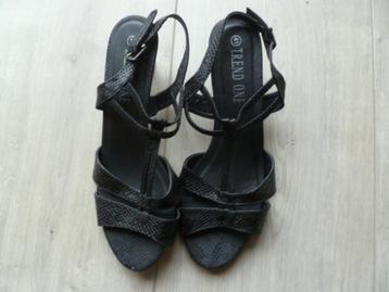 Zwarte open schoenen met 5½ cm. hakje. Mt. 41. Leren zool. beschikbaar voor biedingen