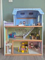 Houten poppenhuis met poppen & meubels, Ophalen, Gebruikt, Poppenhuis