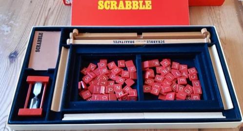 Scrabble de Luxe, draaitafel, rode steentjes en zandloper, Hobby en Vrije tijd, Gezelschapsspellen | Bordspellen, Zo goed als nieuw