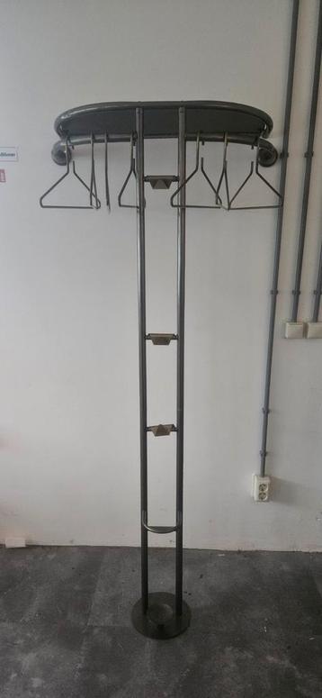 Metalen Kapstok beschikbaar voor biedingen