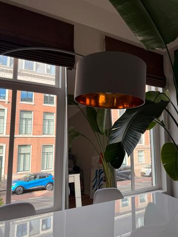 Grijze Booglamp beschikbaar voor biedingen