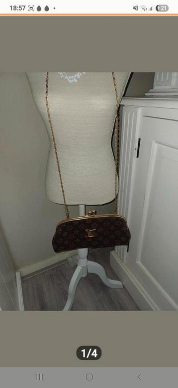 1.1 Louis Vuitton schoudertasje met ketting beschikbaar voor biedingen