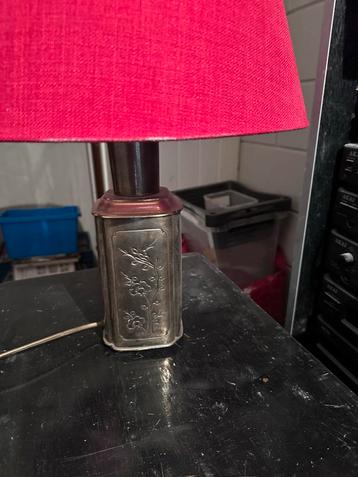 Vintage Lamp met Rode Kap beschikbaar voor biedingen