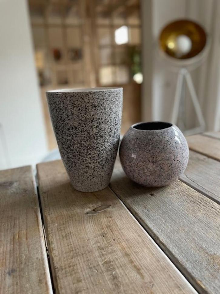 2 x vaas. Grijs gespikkeld porselein. Lang en rond vaasje, Huis en Inrichting, Woonaccessoires | Vazen, Zo goed als nieuw, Overige kleuren